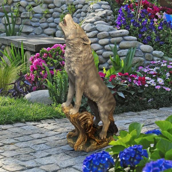 Howling Lone Wolf Garden Statue plus freight