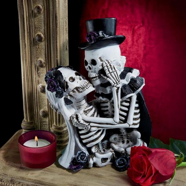Eternal Lovers Kissing Skeletons Statue plus freight